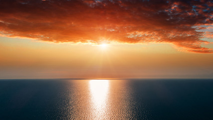 Obraz premium Aerial view of sun rising over sea.