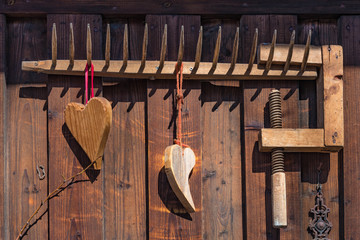 Alte Holzwand mit Dekoration