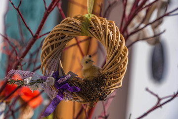 Osterdekoration, geflochtener Kranz mit Vogel