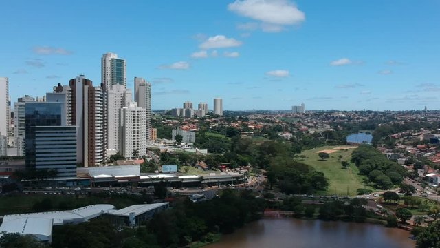 Vista a&eacute;rea de Londrina e o lago Igap&oacute;, Paran&aacute;, Brasil	

