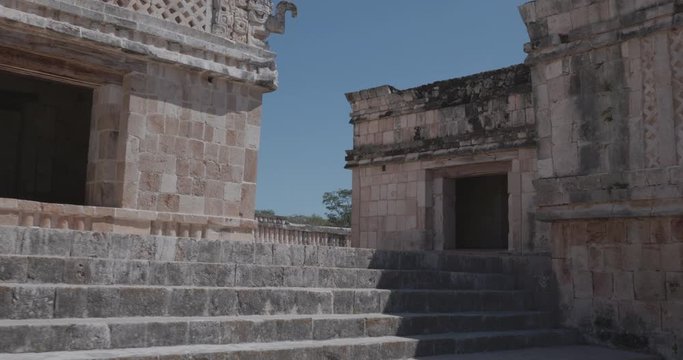subiendo las escaleras en el patio interior de las ruinas mayas de uxmal
