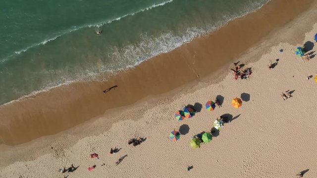 Vista a&eacute;rea de uma praia tropical