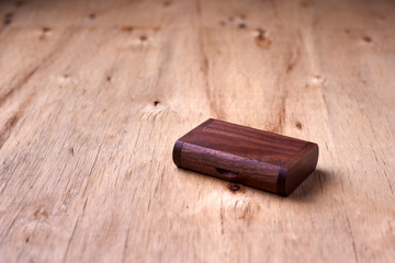 memoria usb con terminaciones de madera y con imanes, caja de madera personalizable