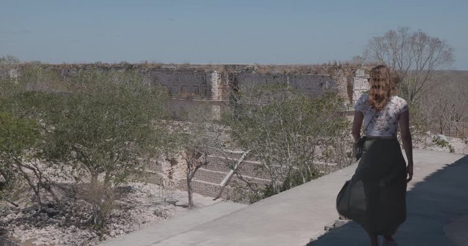 aparece una mujer sobre el templo mayor de uxmal
