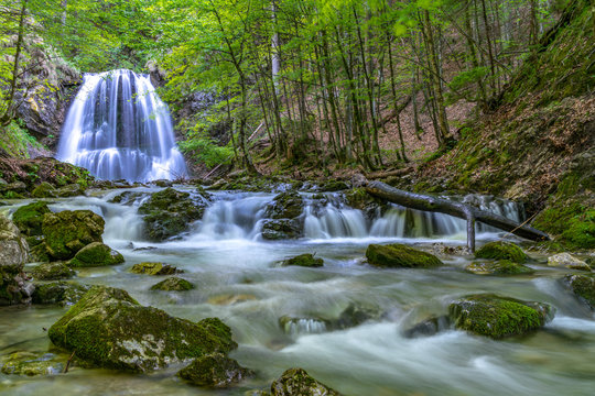 Kaskadenf&ouml;rmig flie&szlig;t der Hachelbach als Wasserfall ins Tal