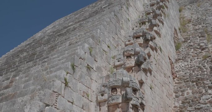 caminando hacia atras con gimbal, filmando la piramide principal de la ciudad de uxmal