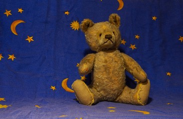 teddybär, bär, teddy,spielsachen, braun, ausgestopft, weich, liebe, kindheit, fluffy, tier, blau, gelb, stern, mond, deutschland,  europa, fell, isoliert, hübsch, alt, sitzen, spielen, pelzig, knuddel