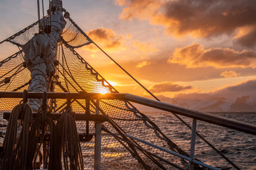 Sonnenuntergang auf dem Meer an Bord eines Segelschiffes in der Antarktis 