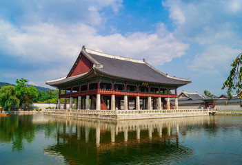 Fototapeta premium Korean traditional palace in seoul 경복궁 경회루