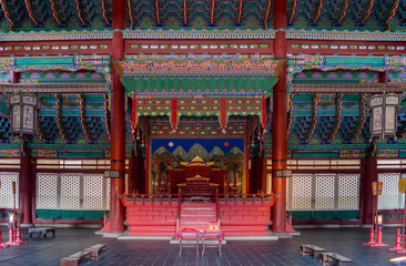 Fototapeta na wymiar Korean traditional palace in seoul 경복궁 근정전
