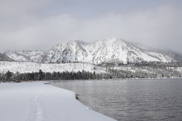 Obraz premium Mount Tallac and Snow Covered Shoreline of Kiva Beach at Lake Tahoe