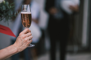 Hände halten ein Getränk