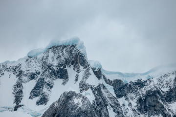 Fototapeta na wymiar snow covered mountains in antarctica 