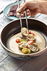 Jiaozi de escalibada Vegetales rostizados al estilo catalán, ajo blanco de coco, tomates heirloom, ponzu de caramelo