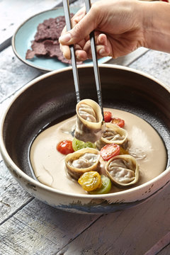 Jiaozi de escalibada Vegetales rostizados al estilo catal&aacute;n, ajo blanco de coco, tomates heirloom, ponzu de caramelo