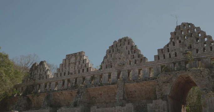 camara avanza lentamente hacia atras en muralla de la ciudad de uxmal