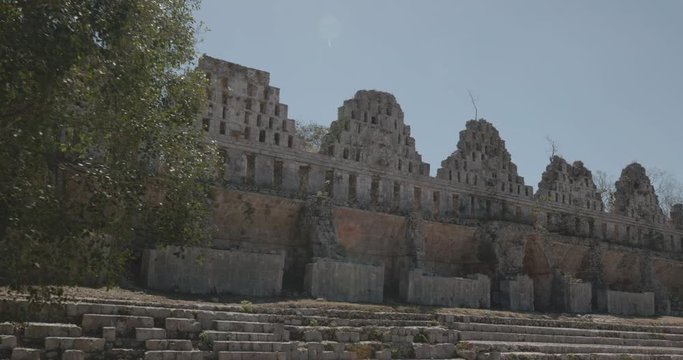 camara avanza hacia adelante, con arbol enfrente y sus hojas y luego un travelling. Ciudad de uxmal