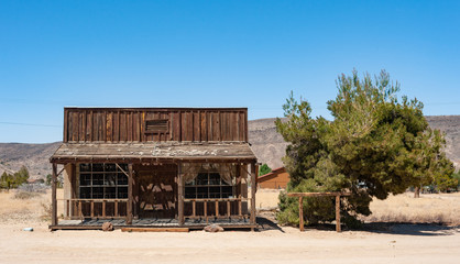 Fototapeta na wymiar Old wild west cowboy building near joshua tree in southern california
