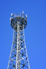 青空に映える携帯電話の基地局アンテナ