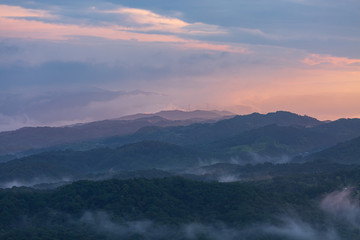 朝霧と朝焼けの風景