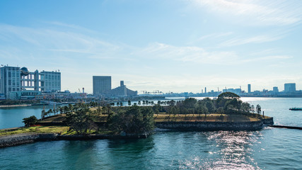 Obraz premium 青空を背景にレインボーブリッジから見たお台場方面