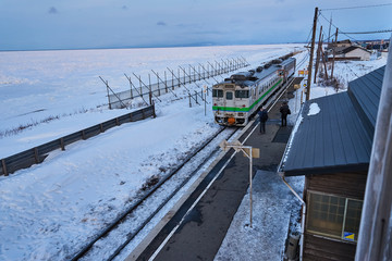 北海道網走　オホーツク海の流氷と北浜駅  © osap1111
