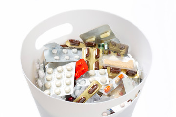 捨てられる古い薬