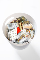 捨てられる古い薬