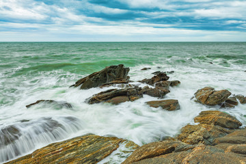 Fototapeta na wymiar Seascape on a rocky coastline. 