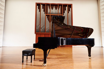 Grand piano on stage © mnimage