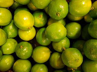 Limões verdes na cesta 