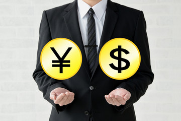 円とドルのバランスを考えるビジネスマン
