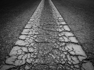 ひび割れた道とセンターライン