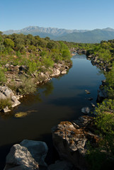 Fototapeta na wymiar Río Tiétar y sierra de Gredos en el entorno del pantano de Rosarito.