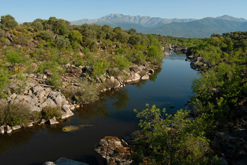 Fototapeta na wymiar Río Tiétar y sierra de Gredos en el entorno del pantano de Rosarito.