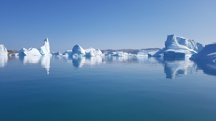 Fototapeta na wymiar Grönlands Vielfalt, wunderschöne Eisskulpturen, Landschaften, Hunde