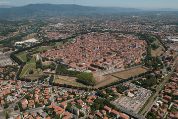 Fototapeta na wymiar Lucca dall'alto Toscana Italia
