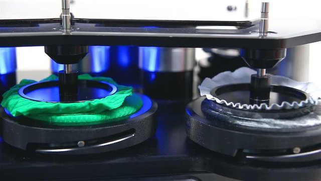 The device for determining the resistance of fabrics to mechanical wear tests samples of various fabrics
