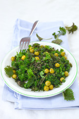 Brennnessel-Grünkohl-Erbsen-Salat	