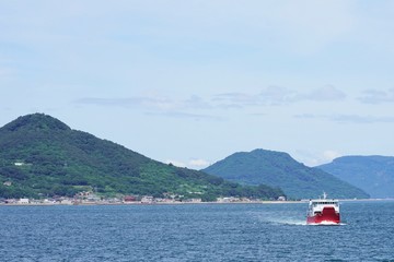 女木島沖のフェリー