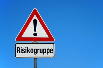 Risikogruppe Warnung mit Achtung Schild und Textfreiraum