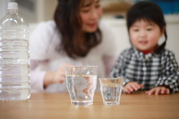 水を飲む親子