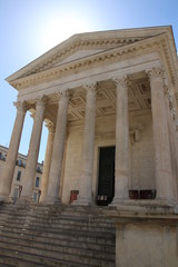 Naklejka premium Antiker Tempel im südfranzösischen Avignon