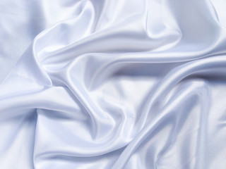 Obraz premium Biała zmięta tkanina tekstura tło. Jedwabna zasłona z falbankami do projektowania