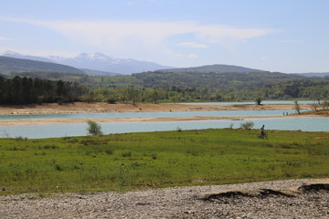Seenlandschaft im südfranzösischen Mittelmeerraum