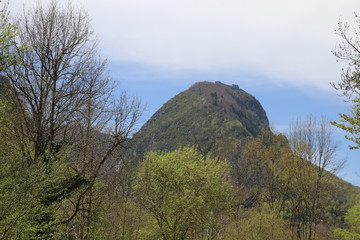 Naturlandschaft in Südfrankreich mit Burg