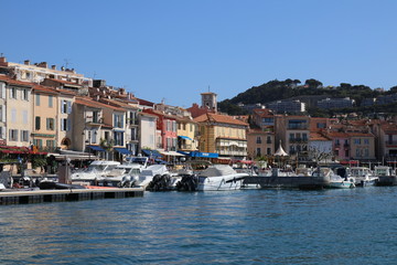 Küsten- und Hafenstadt Cassis am Mittelmeer bei Marseille in Südfrankreich