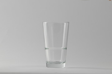 Leeres Wasserglas mit Studiobeleuchtung