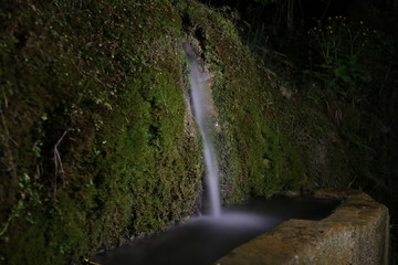 Mini-Wasserfall mit Langzeitbelichtung an historischem Brunnen