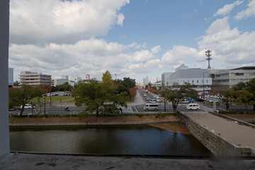秋の丸亀城の大手門から見た風景
